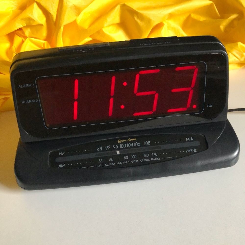 Lenoxx Sound Dual Alarm Clock Radio